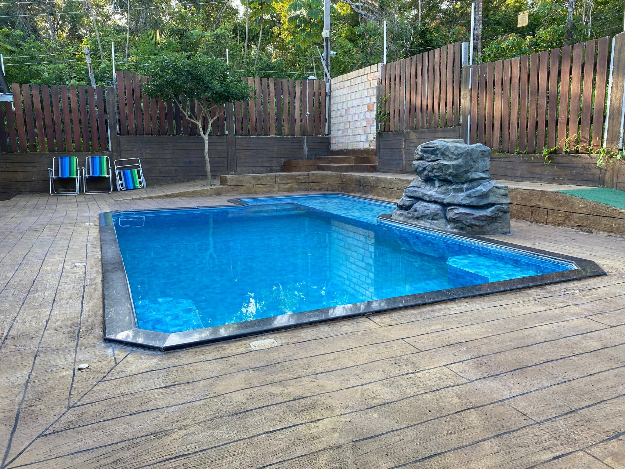 Piscina com deck de madeira